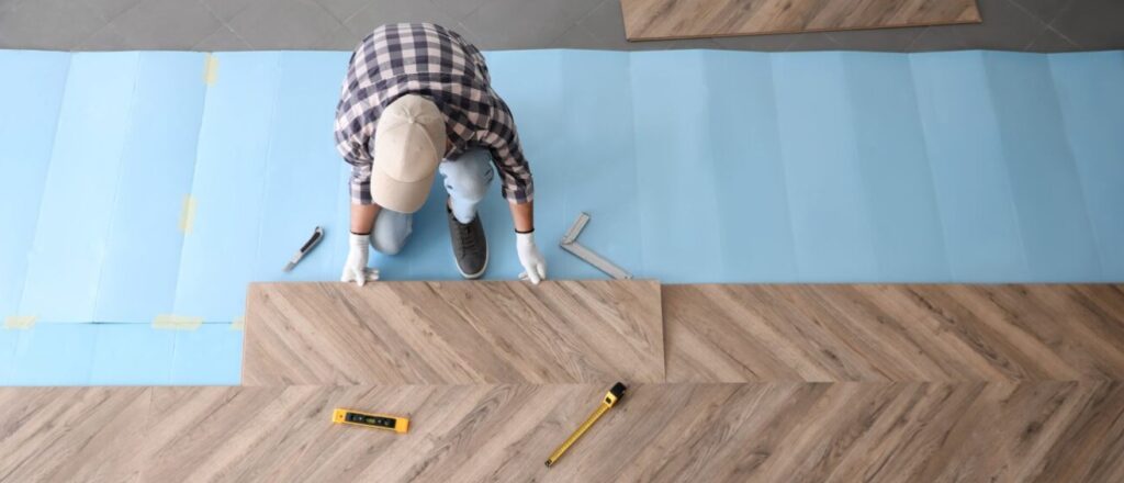 Grindų klojimas: ką verta žinoti prieš pasirenkant parketą, laminatą ar plyteles? 
