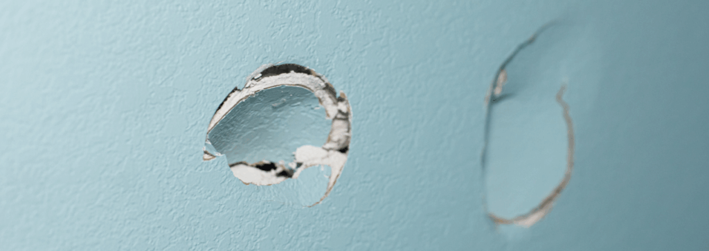 Lubų skylės po šviestuvų, vamzdžių ar laidų – kaip sutvarkyti?