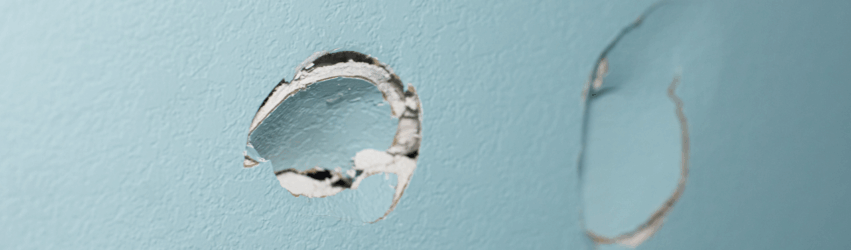 Lubų skylės po šviestuvų, vamzdžių ar laidų – kaip sutvarkyti? 