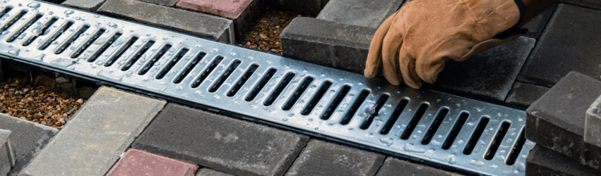 Rudens lietus užtvindė kiemą? Kada metas pasirūpinti drenažu